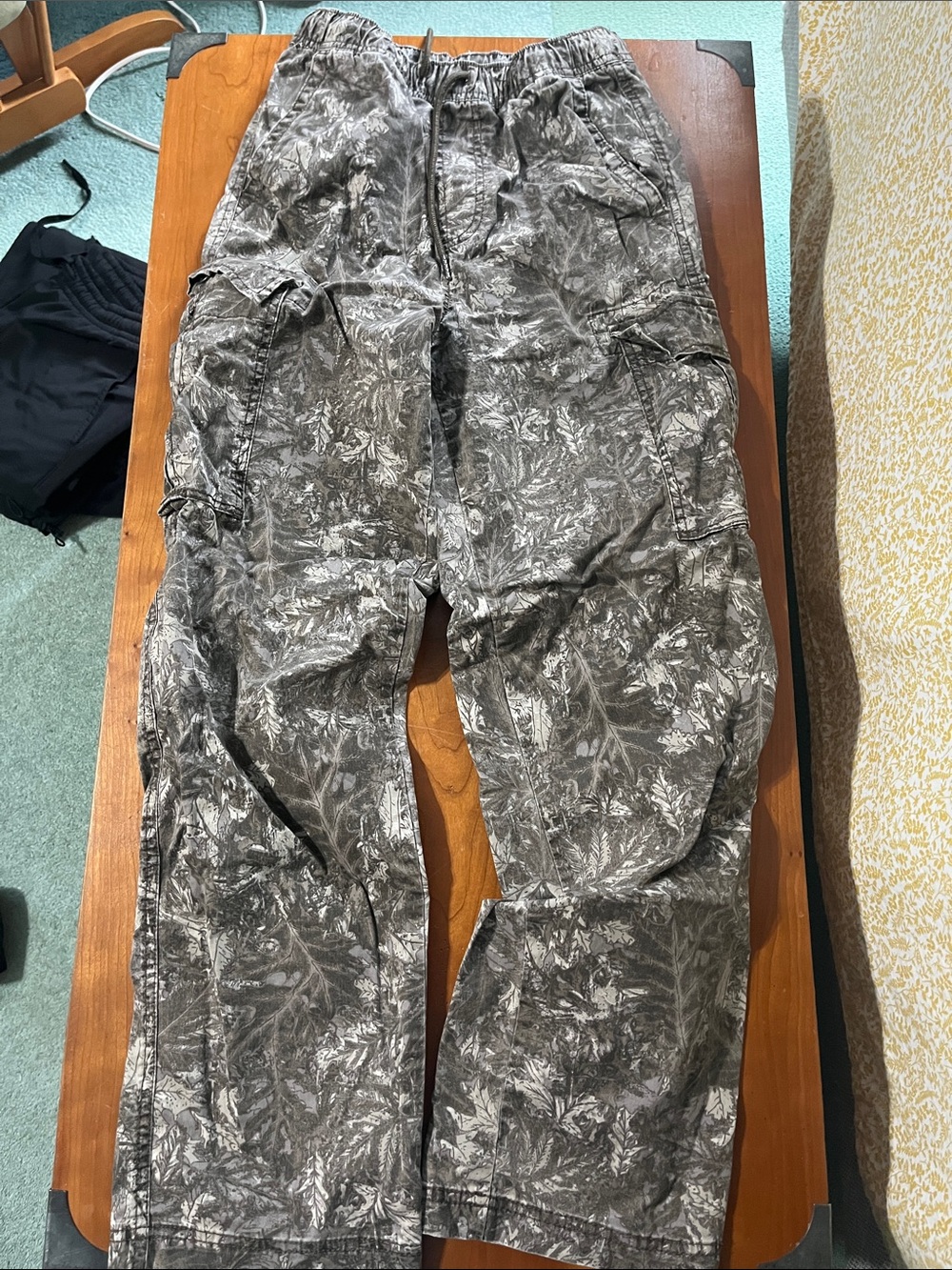 No Boundaries Gray Leaf-Print Straight Leg Cargo Pants